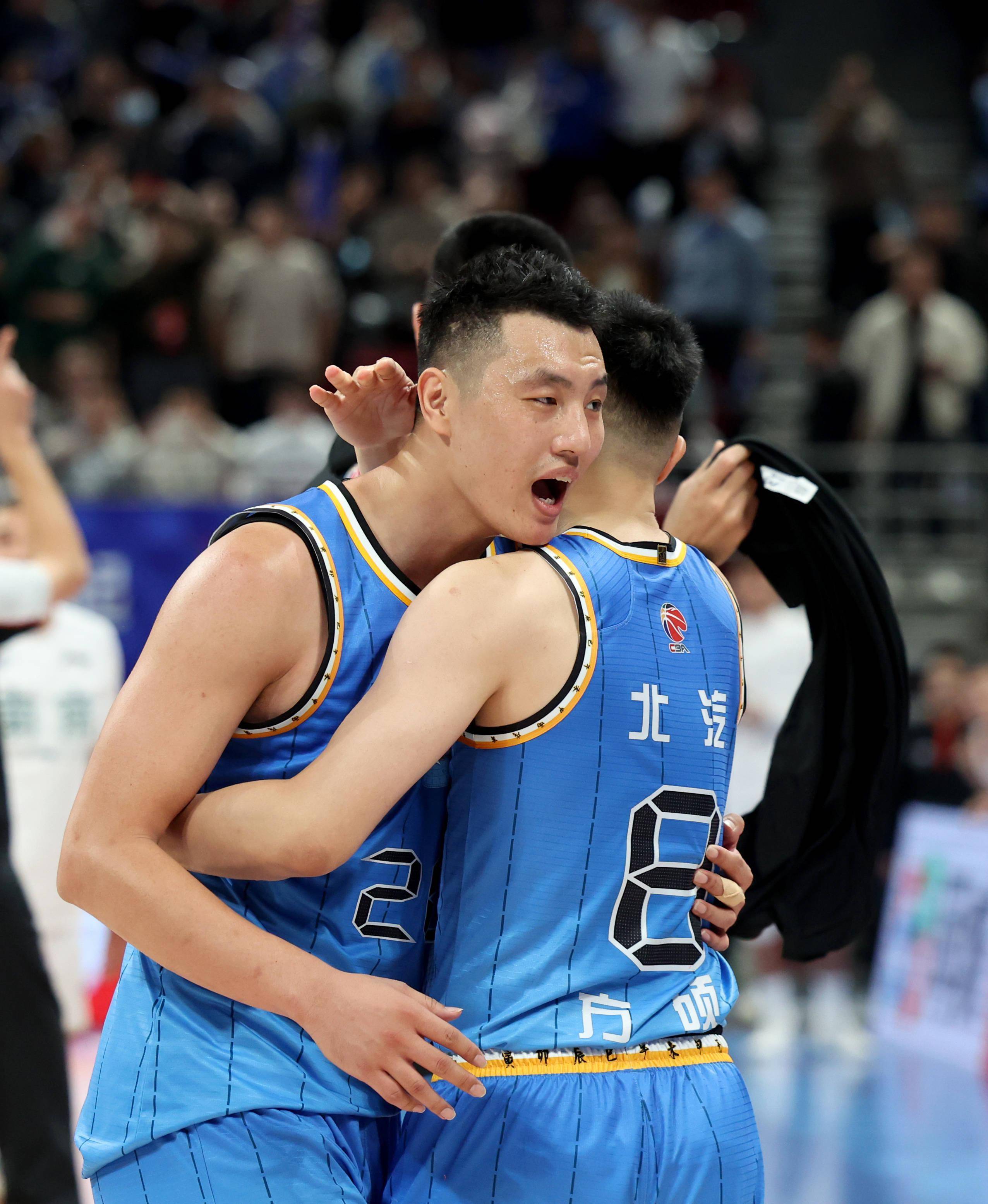 今夜体能课后,上海海港临场应变备战CBA常规赛,质疑声四起,年轻球员获得机会的简单介绍 今夜体能课后,上海海港临场应变备战CBA常规赛,质疑声四起,年轻球员获得机会的简单介绍