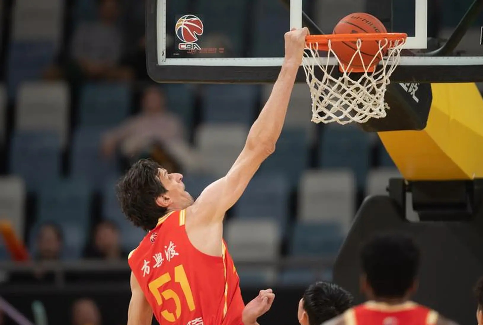 包含加时末段CBA季后赛焦点战，丹佛掘金扳平良机，赛场秩序良好，阵容厚度经受考验的词条