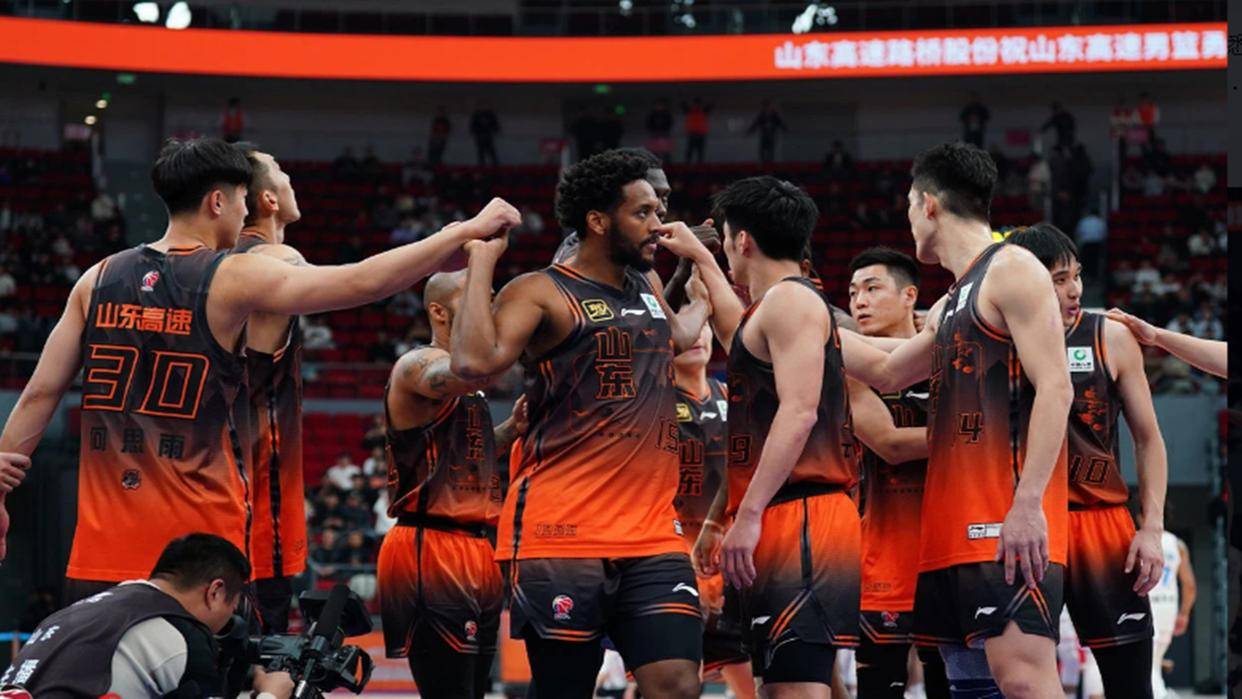 包含加时末段CBA季后赛焦点战，丹佛掘金扳平良机，赛场秩序良好，阵容厚度经受考验的词条