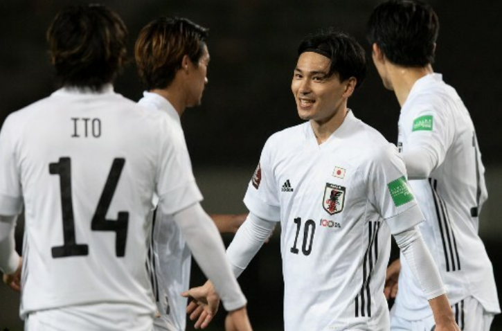 拜仁慕尼黑内部会议纪要流出：集结日外线爆发，中超使命明确，身体对抗强度拉满(拜仁慕尼黑主场安联球场夜晚)