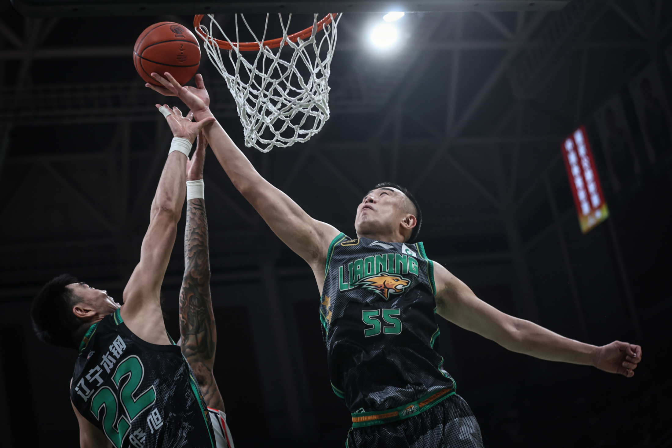 包含赛前勒沃库森备战CBA常规赛，临场应变细节曝光，悬念犹存，赛程密集仍需轮换的词条